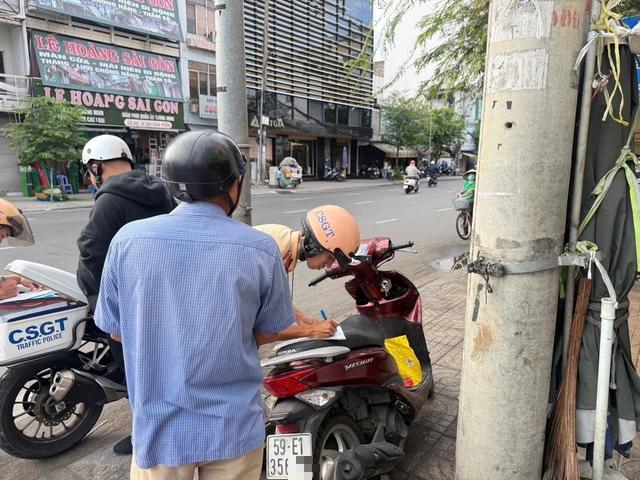 Đi trên vỉa hè để né kẹt xe, 529 xe máy bị CSGT TP.HCM phạt nguội - Ảnh 2.