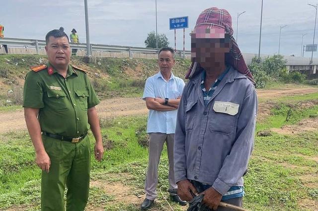Liên tục phát hiện trâu bò, người đi bộ trên cao tốc Vĩnh Hảo - Phan Thiết - Ảnh 2.