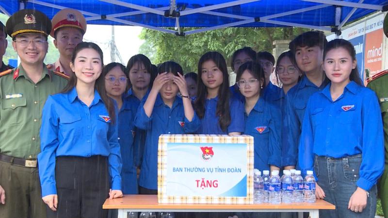 Một điểm thi phục vụ ăn nghỉ cho hàng trăm thí sinh - Ảnh 8.