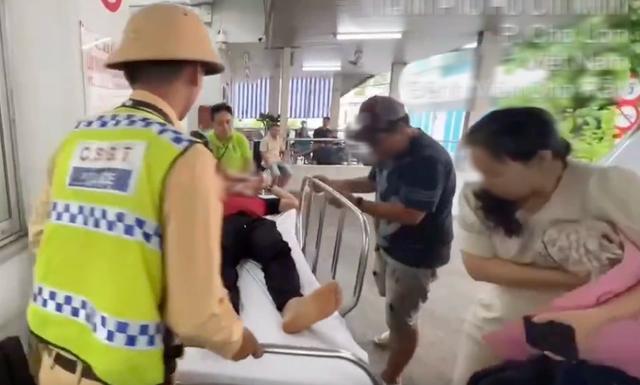 CSGT mở đường đưa người đàn ông chấn thương sọ não đến Bệnh viện Chợ Rẫy - Ảnh 1.