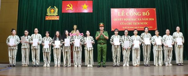 Công an TP.HCM công bố quyết định đặc xá cho 457 phạm nhân - Ảnh 1.