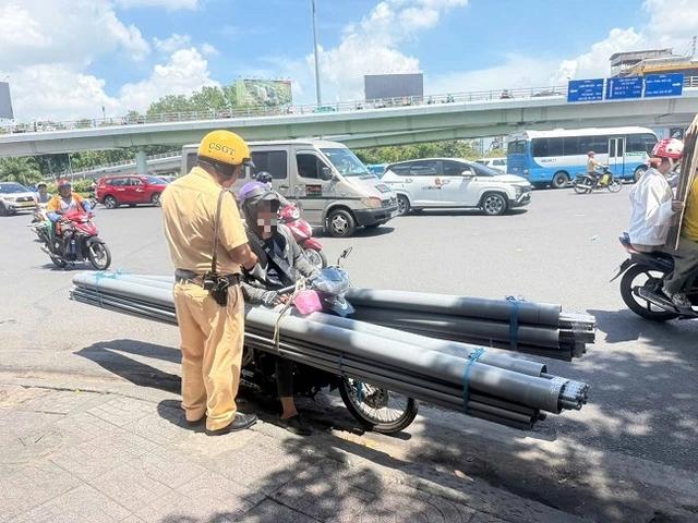 CSGT xử lý những 'bẫy tai nạn' gây bức xúc trên đường phố TP.HCM - Ảnh 2.