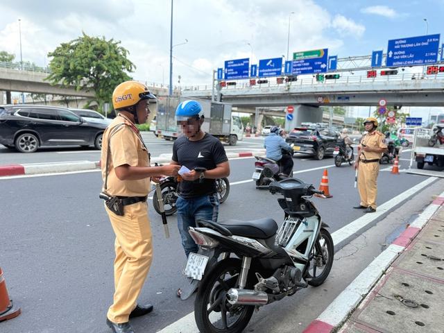 Quay đầu khi đèn rẽ trái màu đỏ có bị phạt? Cục CSGT lên tiếng - Ảnh 2.