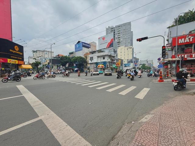 Vạch dừng đèn đỏ nằm trước tiểu đảo được đi hay dừng? CSGT giải thích - Ảnh 3.