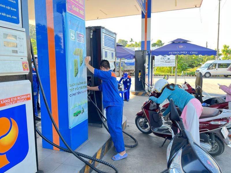 Ngày đầu bán xăng E10 đại trà: Người dân đón nhận thế nào?- Ảnh 7.