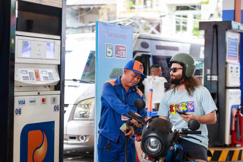 Ngày đầu bán xăng E10 đại trà: Người dân đón nhận thế nào?- Ảnh 1.
