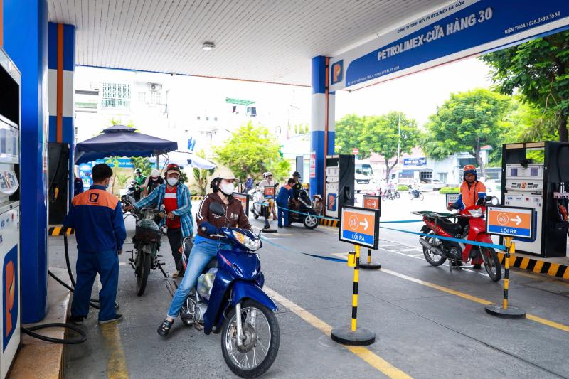 Ngày đầu bán xăng E10 đại trà: Người dân đón nhận thế nào?- Ảnh 8.