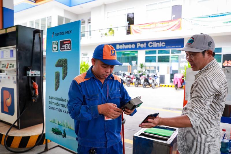 Ngày đầu bán xăng E10 đại trà: Người dân đón nhận thế nào?- Ảnh 2.