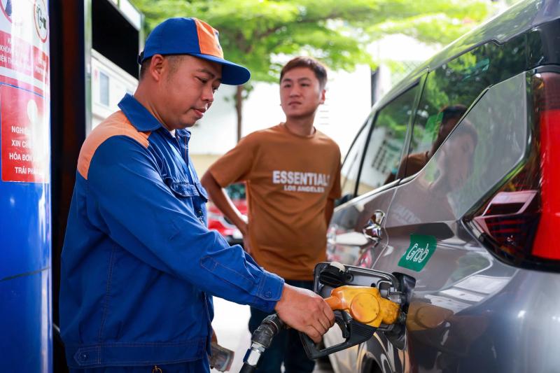 Ngày đầu bán xăng E10 đại trà: Người dân đón nhận thế nào?- Ảnh 5.
