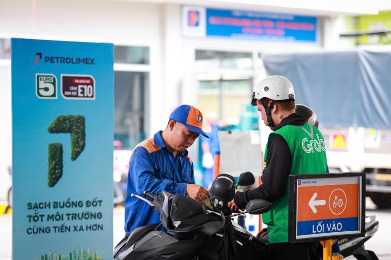 Ngày đầu bán xăng E10 đại trà: Người dân đón nhận thế nào?- Ảnh 6.