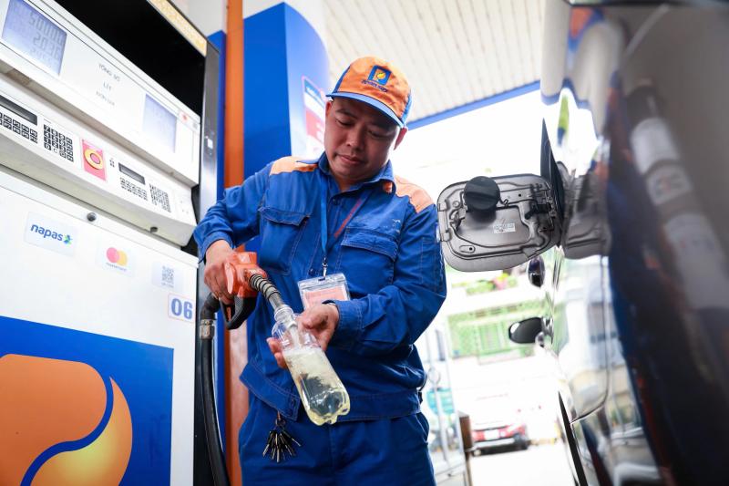 Ngày đầu bán xăng E10 đại trà: Người dân đón nhận thế nào?- Ảnh 4.