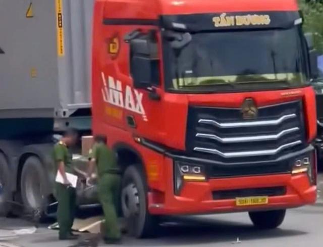 TP.HCM: Va chạm xe đầu kéo, người đàn ông đi xe đạp tử vong tại chỗ - Ảnh 2.