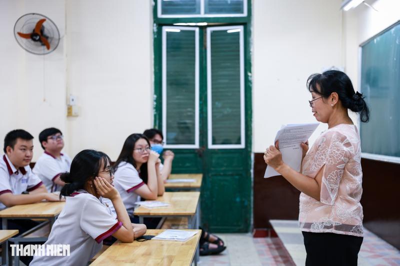 Dù trời mưa, thí sinh TP.HCM vẫn rạng rỡ trước kỳ thi tốt nghiệp THPT - Ảnh 12.