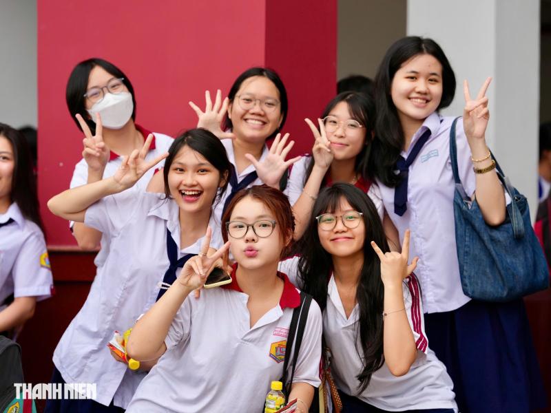 Dù trời mưa, thí sinh TP.HCM vẫn rạng rỡ trước kỳ thi tốt nghiệp THPT - Ảnh 6.