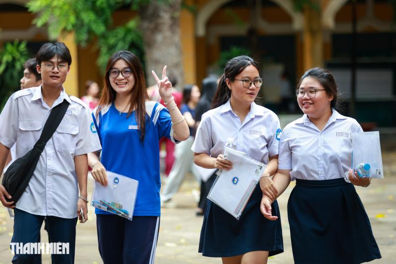 Dù trời mưa, thí sinh TP.HCM vẫn rạng rỡ trước kỳ thi tốt nghiệp THPT - Ảnh 14.