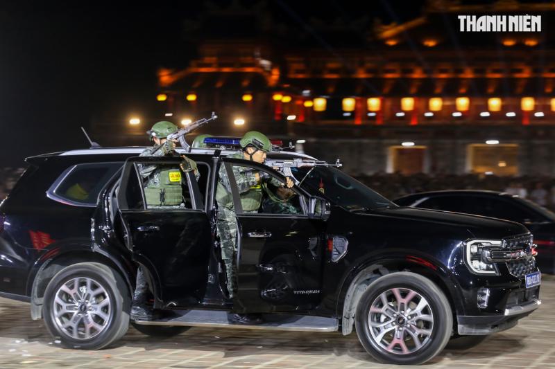 Mãn nhãn màn biểu diễn của cảnh sát đặc nhiệm, kỵ binh... tại Đại nội Huế- Ảnh 17.