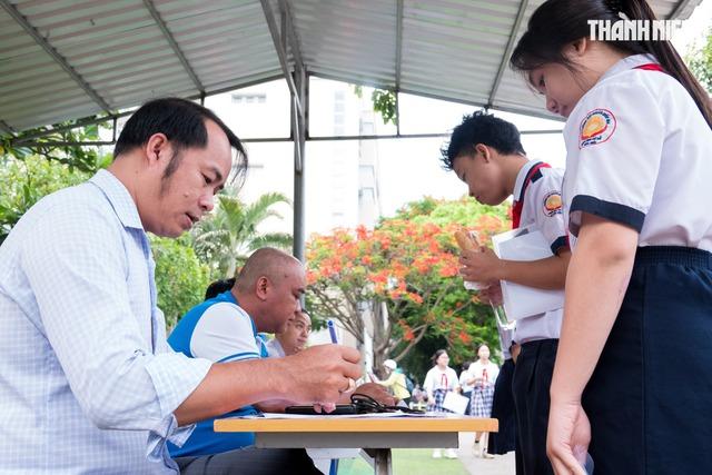 Thi lớp 10 TP.HCM: Thầy cô dậy sớm điểm danh, sẵn sàng viết thay sĩ tử - Ảnh 2.