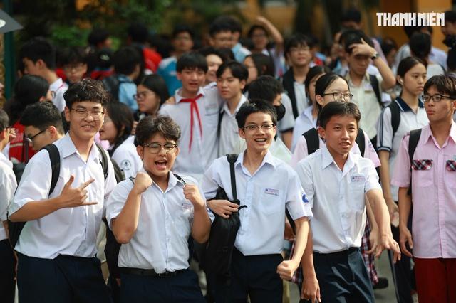 Thi lớp 10 TP.HCM: Tiếng Anh làm trong 30 phút, phần nào thí sinh thấy khó? - Ảnh 1.