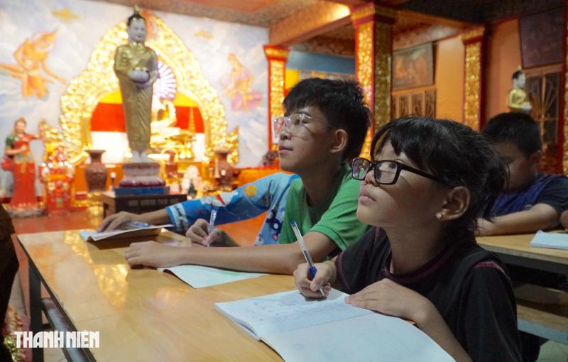 Trẻ em Khmer ở TP.HCM học tiếng mẹ đẻ trong ngôi chùa trong hẻm nhỏ - Ảnh 10.