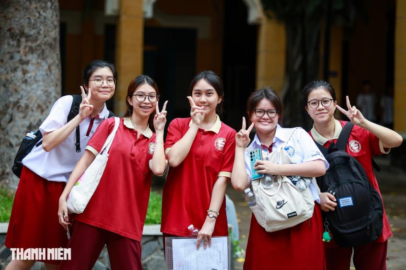 Dù trời mưa, thí sinh TP.HCM vẫn rạng rỡ trước kỳ thi tốt nghiệp THPT - Ảnh 13.