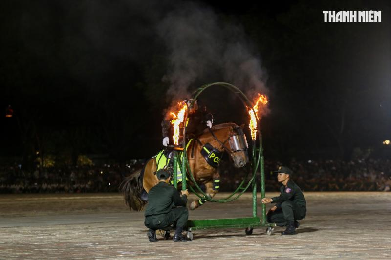 Mãn nhãn màn biểu diễn của cảnh sát đặc nhiệm, kỵ binh... tại Đại nội Huế- Ảnh 14.