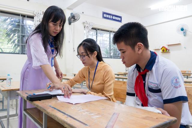 Thi lớp 10 TP.HCM: Thầy cô dậy sớm điểm danh, sẵn sàng viết thay sĩ tử - Ảnh 5.