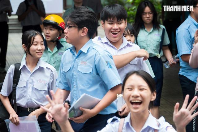 Thi lớp 10 TP:HCM: Thí sinh reo vui, nói đề văn dễ và đoán điểm 8, 9 - Ảnh 1.