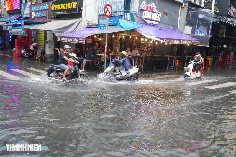 Mưa lớn ở TP.HCM: Phố Tây Bùi Viện ngập lênh láng - Ảnh 4.