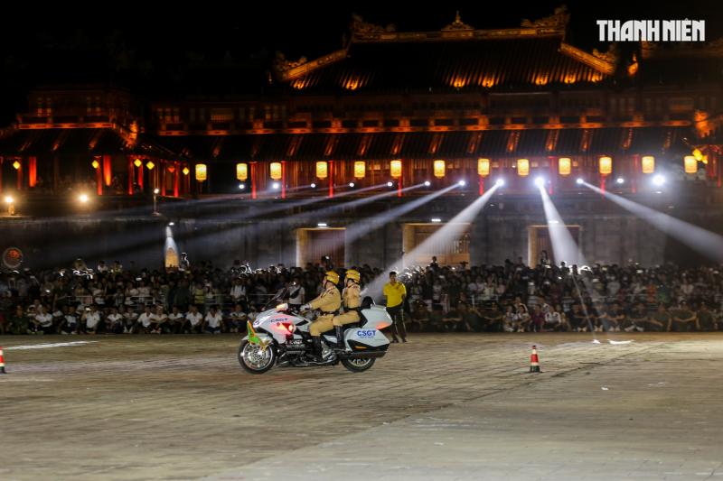 Mãn nhãn màn biểu diễn của cảnh sát đặc nhiệm, kỵ binh... tại Đại nội Huế- Ảnh 5.