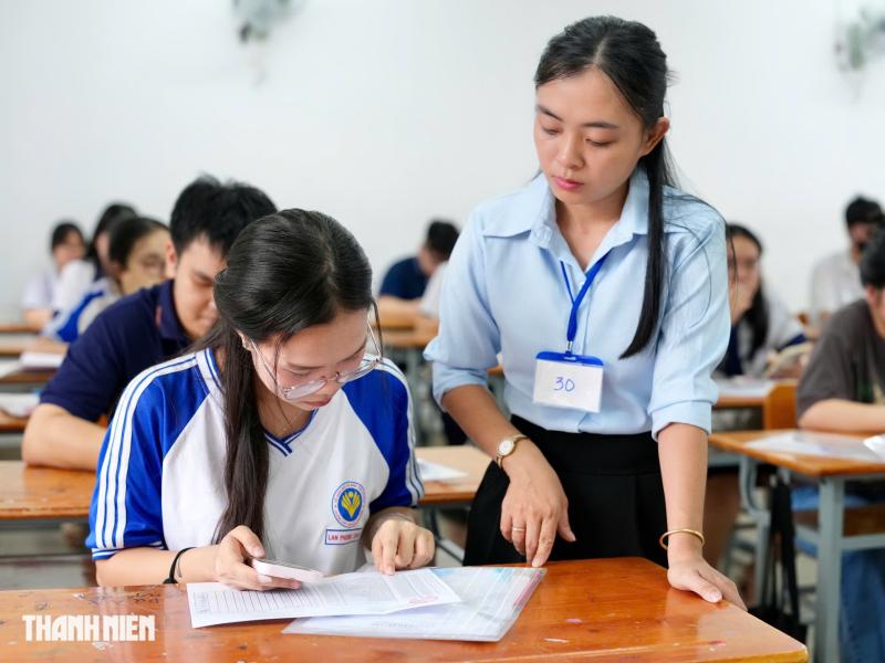 Dù trời mưa, thí sinh TP.HCM vẫn rạng rỡ trước kỳ thi tốt nghiệp THPT - Ảnh 9.