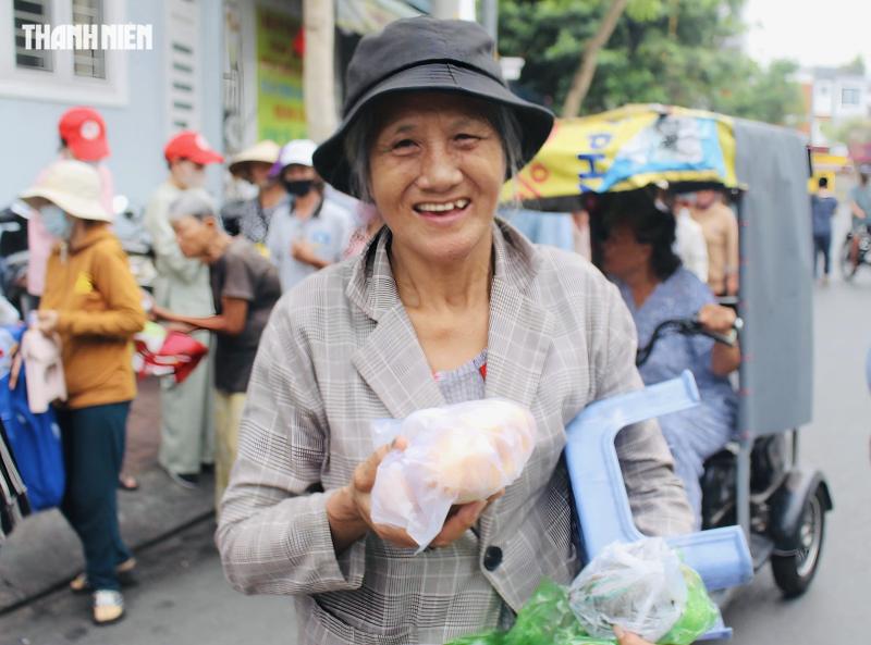 Từ 4 giờ đã chờ bữa sáng 0 đồng ở TP.HCM: ‘Mừng lắm, đỡ phải nhịn đói’ - Ảnh 2.