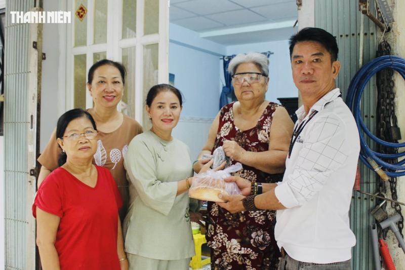 Từ 4 giờ đã chờ bữa sáng 0 đồng ở TP.HCM: ‘Mừng lắm, đỡ phải nhịn đói’ - Ảnh 7.