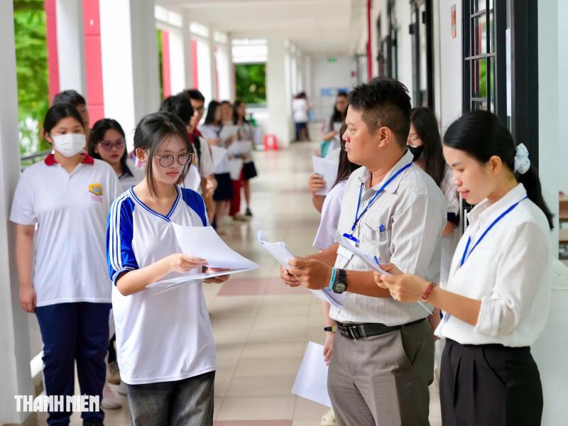 Dù trời mưa, thí sinh TP.HCM vẫn rạng rỡ trước kỳ thi tốt nghiệp THPT - Ảnh 7.
