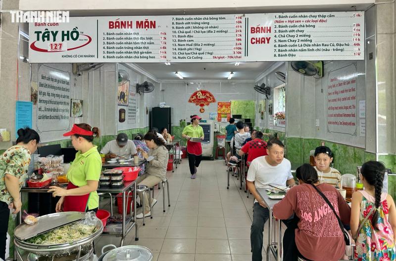 Quán bánh cuốn Michelin ở trung tâm TP.HCM: Thâm niên 65 năm, bà chủ có thói quen đặc biệt- Ảnh 8. Quán bánh cuốn Michelin ở trung tâm TP.HCM: Thâm niên 65 năm, bà chủ có thói quen đặc biệt- Ảnh 8.