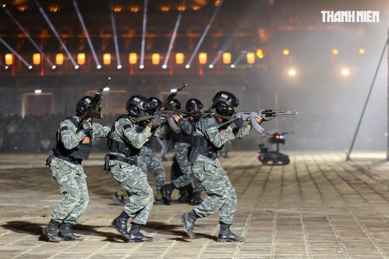 Mãn nhãn màn biểu diễn của cảnh sát đặc nhiệm, kỵ binh... tại Đại nội Huế- Ảnh 20.