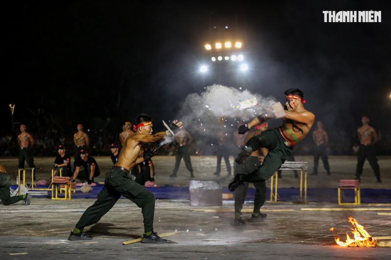 Mãn nhãn màn biểu diễn của cảnh sát đặc nhiệm, kỵ binh... tại Đại nội Huế- Ảnh 8.