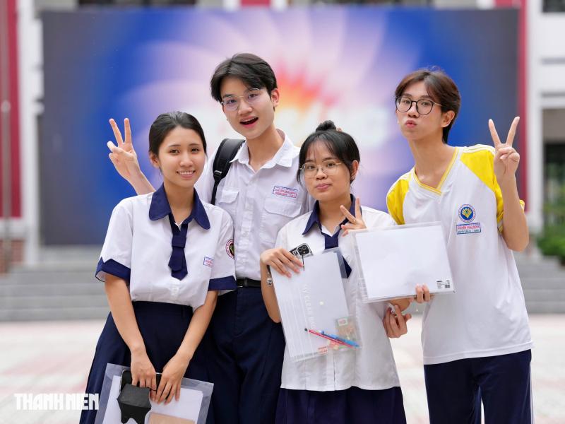 Dù trời mưa, thí sinh TP.HCM vẫn rạng rỡ trước kỳ thi tốt nghiệp THPT - Ảnh 15.