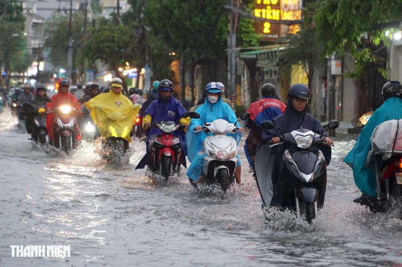 Mưa lớn ở TP.HCM: Nhiều tuyến đường lại ngập sâu, người dân chật vật dắt bộ xe- Ảnh 2.