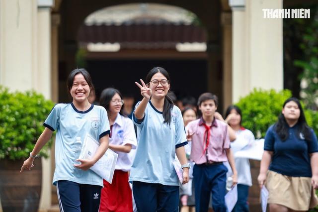 Đề văn hỏi 'thiếu cảm xúc', thí sinh dẫn chứng hoa hậu Hương Giang, Tôn Hoa Sen - Ảnh 1.