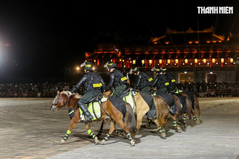 Mãn nhãn màn biểu diễn của cảnh sát đặc nhiệm, kỵ binh... tại Đại nội Huế- Ảnh 13.