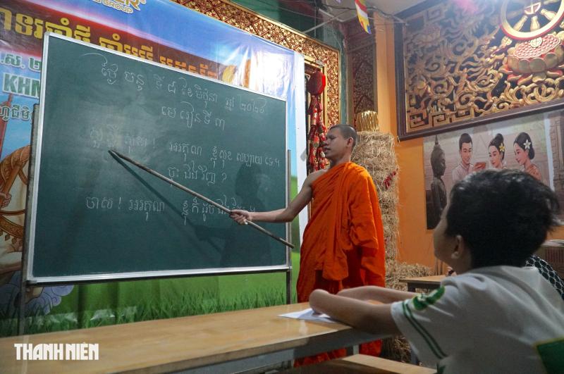 Trẻ em Khmer ở TP.HCM học tiếng mẹ đẻ trong ngôi chùa trong hẻm nhỏ - Ảnh 8.