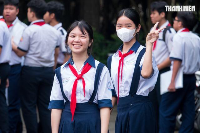 Thi lớp 10 TP.HCM: Thầy cô dậy sớm điểm danh, sẵn sàng viết thay sĩ tử - Ảnh 1.