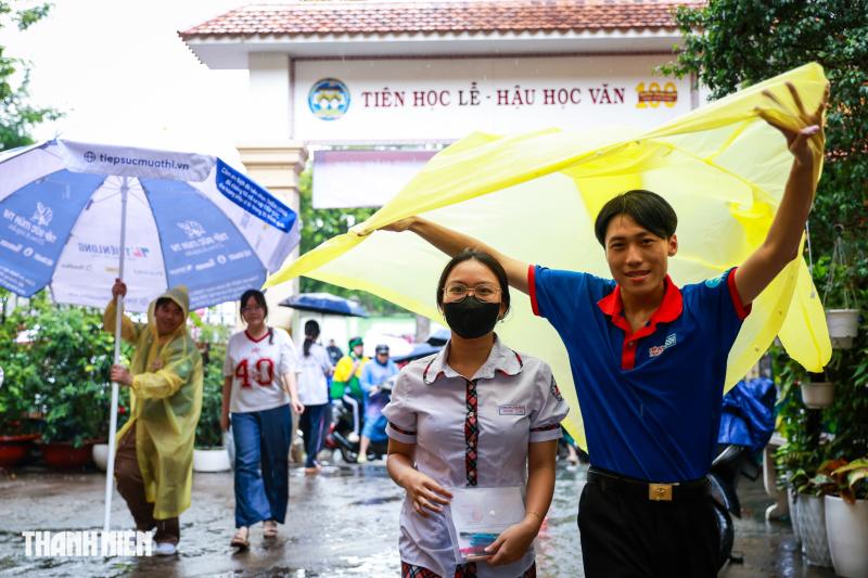 Dù trời mưa, thí sinh TP.HCM vẫn rạng rỡ trước kỳ thi tốt nghiệp THPT - Ảnh 3.