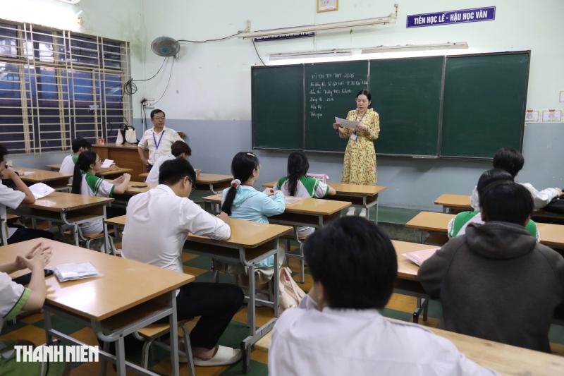 Dù trời mưa, thí sinh TP.HCM vẫn rạng rỡ trước kỳ thi tốt nghiệp THPT - Ảnh 10.