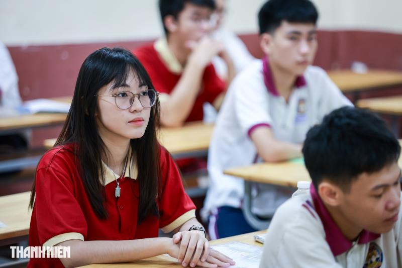 Dù trời mưa, thí sinh TP.HCM vẫn rạng rỡ trước kỳ thi tốt nghiệp THPT - Ảnh 8.
