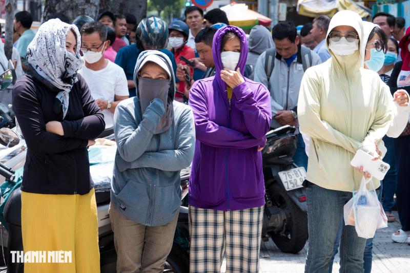 Phụ huynh TP.HCM 'đội nắng', 'hứng mưa', chờ đón con thi lớp 10 đến tối - Ảnh 2.