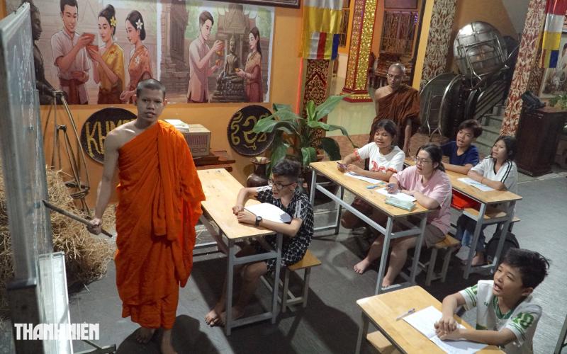 Trẻ em Khmer ở TP.HCM học tiếng mẹ đẻ trong ngôi chùa trong hẻm nhỏ - Ảnh 1.