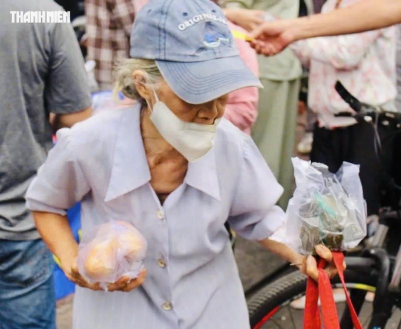 Từ 4 giờ đã chờ bữa sáng 0 đồng ở TP.HCM: ‘Mừng lắm, đỡ phải nhịn đói’ - Ảnh 3.
