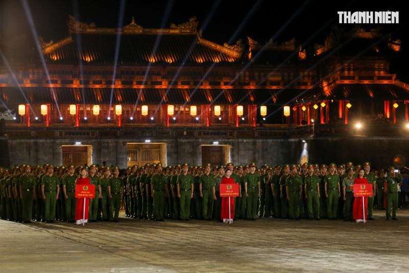 Mãn nhãn màn biểu diễn của cảnh sát đặc nhiệm, kỵ binh... tại Đại nội Huế- Ảnh 1.