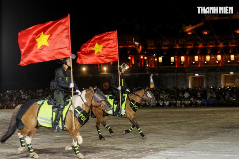 Mãn nhãn màn biểu diễn của cảnh sát đặc nhiệm, kỵ binh... tại Đại nội Huế- Ảnh 12.